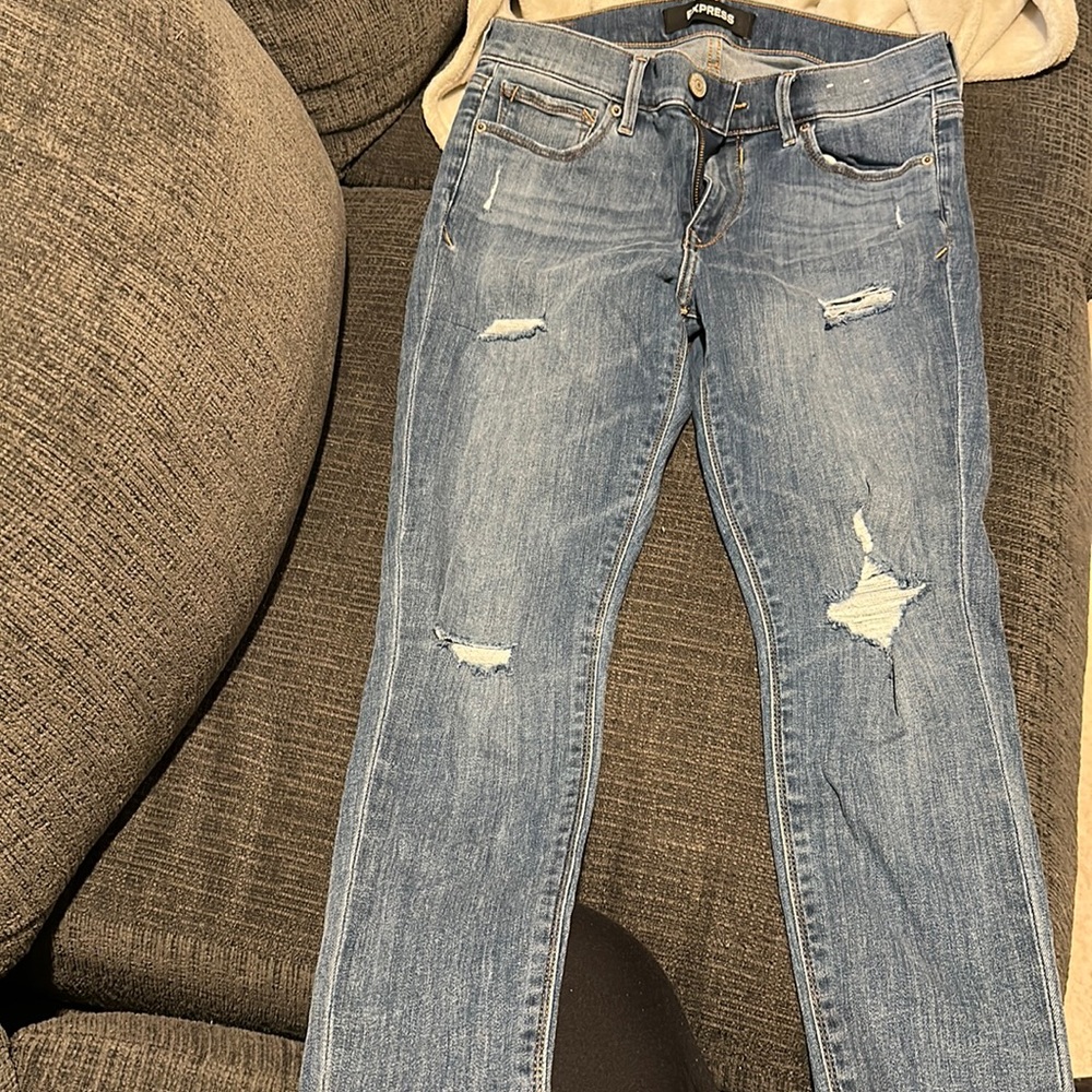 Cropped Mid Rise Slight distress Light Wash Express Jean